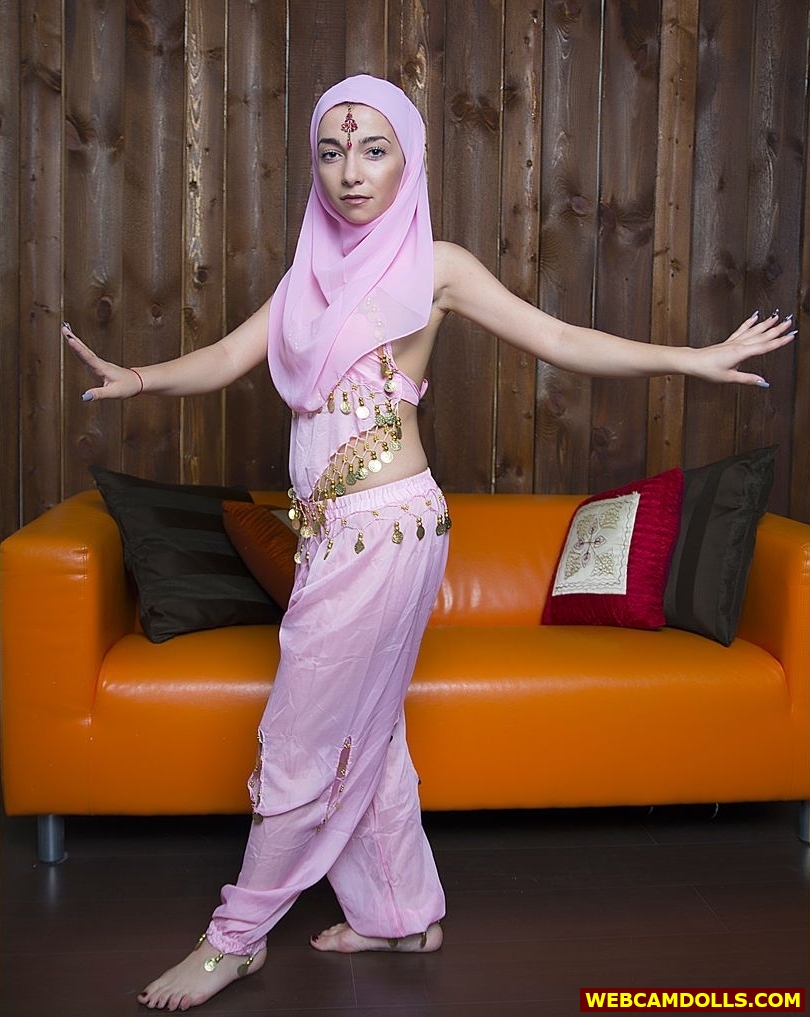 Arab Girl with Bare Feet performing Belly Dance in Pink Costume on Webcamdolls